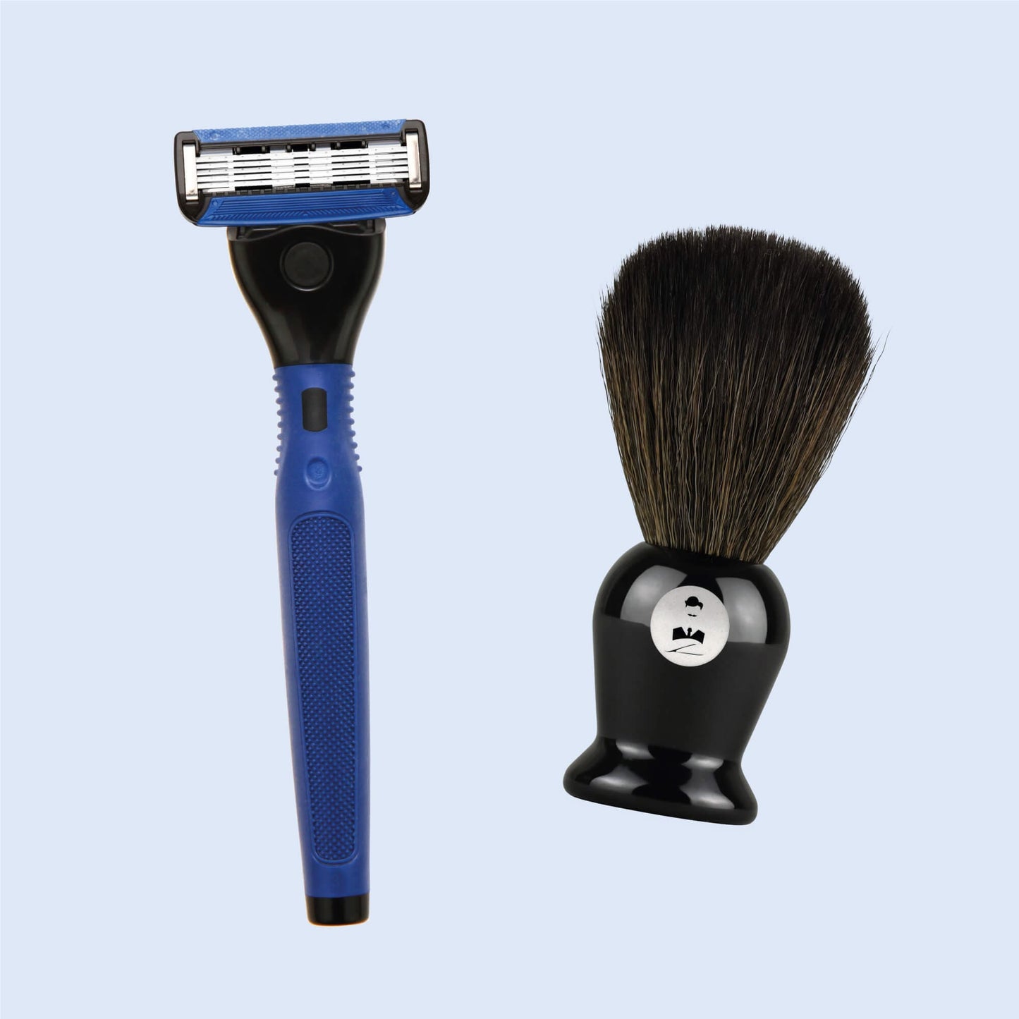 Rasoir bleu moderne et blaireau traditionnel avec poils végans de Monsieur BARBIER, sur fond bleu uni, partie du coffret de rasage OLD SCHOOL.