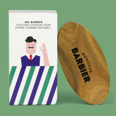 Brosse pour Homme Barbe et Cheveux par Monsieur BARBIER - dessus de la brosse avec le logo