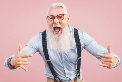 Senior souriant à la barbe blanche fournie — pourquoi la barbe devient blanche