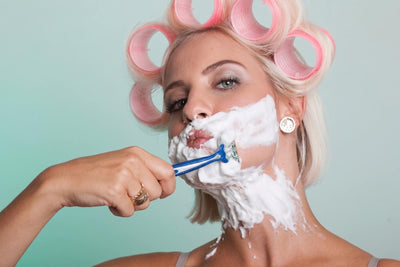 Femme se rasant le visage — pilosité féminine et rasage
