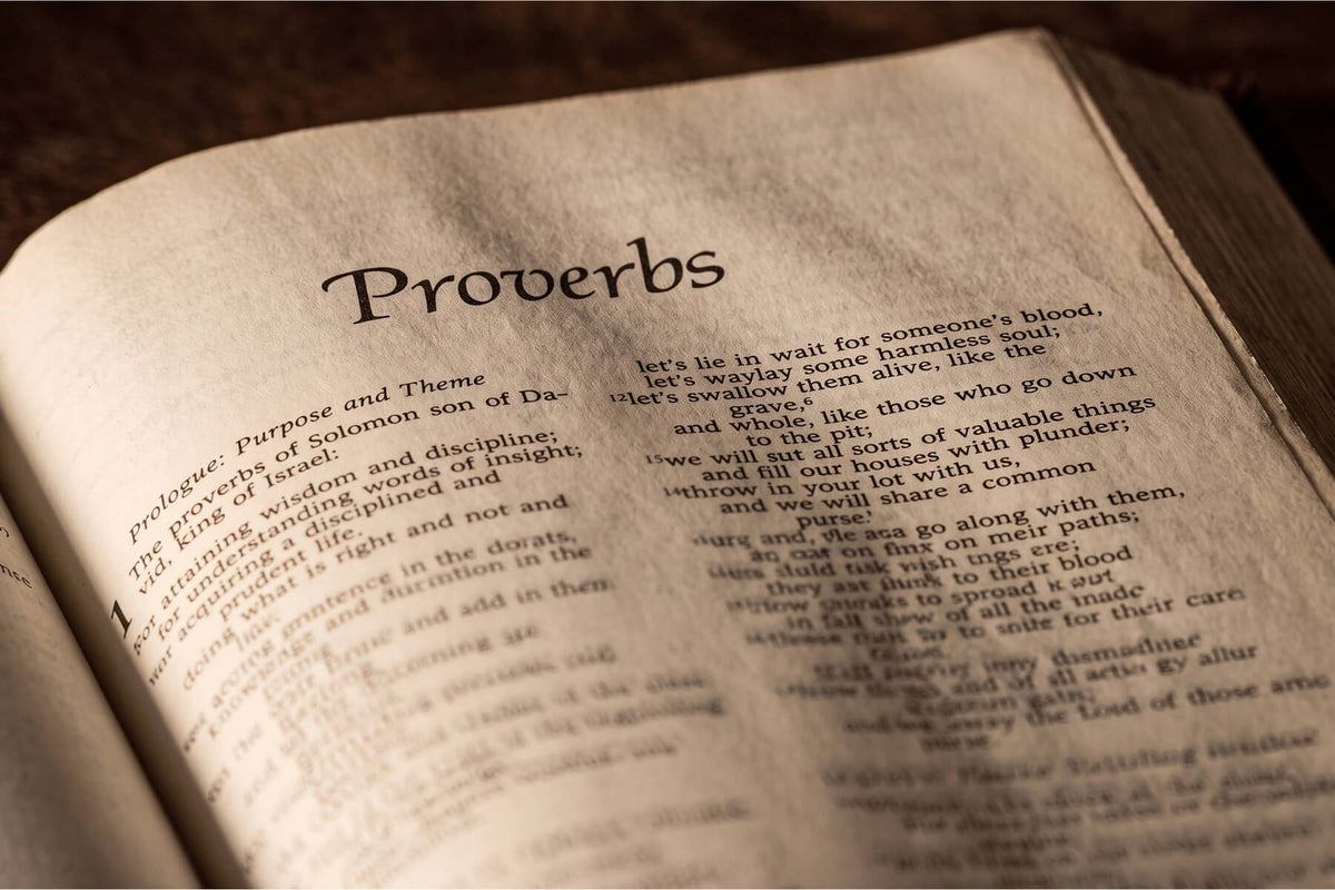Livre ancien de proverbes ouvert — proverbes de barbiers