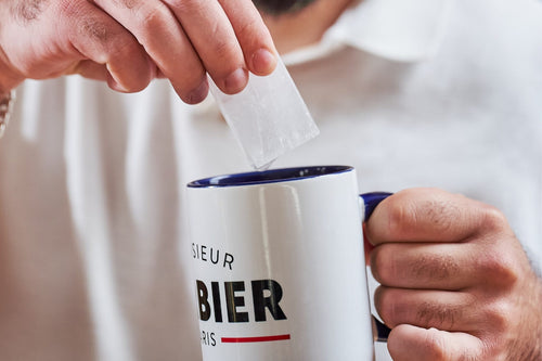 Pierre d'alun naturelle tenue au-dessus d'un mug Monsieur BARBIER