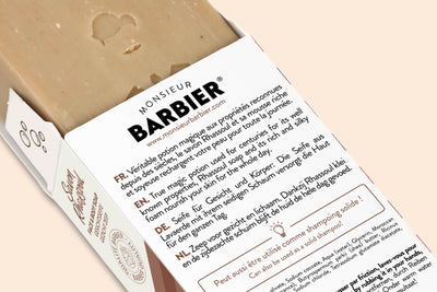 Savon surgras RHASSOUL KITCHEN Monsieur BARBIER sorti de son étui, liste INCI lisible où le sodium olivate précède le sodium cocoate