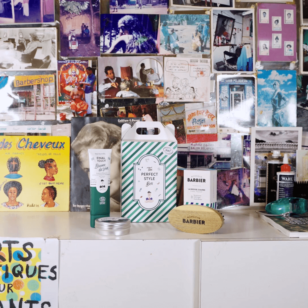 Coffret de soins capillaires pour homme PERFECT STYLE de Monsieur BARBIER, affiché avec un tube de produit coiffant, une brosse en bois et un baume, devant un collage de photos et affiches rétro.