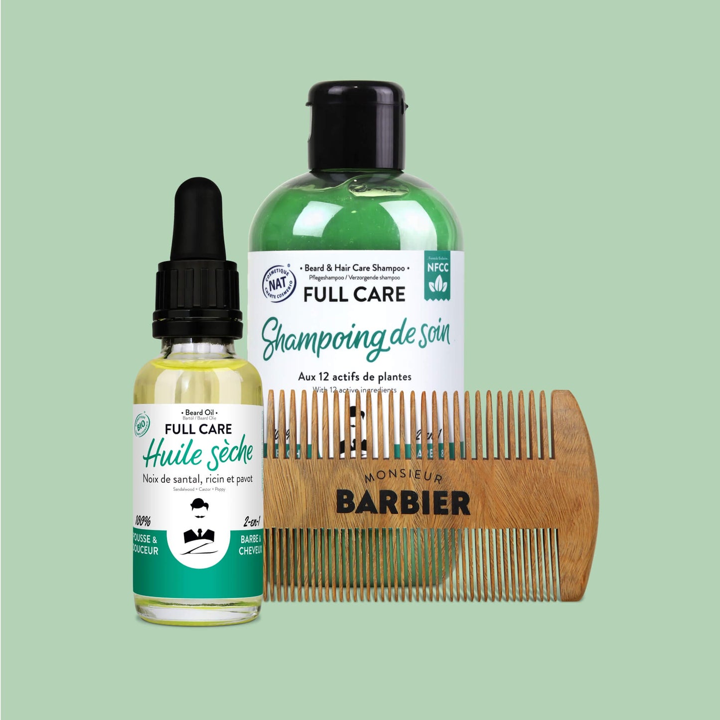 Produits de soin pour la barbe et les cheveux Monsieur BARBIER, comprenant un flacon de shampoing vert, une huile sèche en bouteille de verre, et un peigne en bois naturel, sur fond vert.