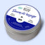 Vue latérale de la boîte de savon de rasage Monsieur BARBIER BETTER SHAVE, mettant en évidence l'étiquette bleue et blanche avec des informations sur les certifications BIO et Cosmos Organic.