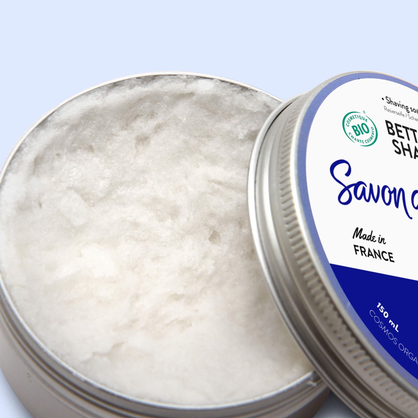 Image détaillant la texture crémeuse du savon de rasage Monsieur BARBIER BETTER SHAVE dans sa boîte métallique, mettant en avant l'aspect naturel et riche du produit.