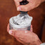 Application du savon de rasage BIO Monsieur BARBIER BETTER SHAVE 150 ml avec un blaireau, mousse onctueuse générée dans le pot, geste traditionnel de rasage.