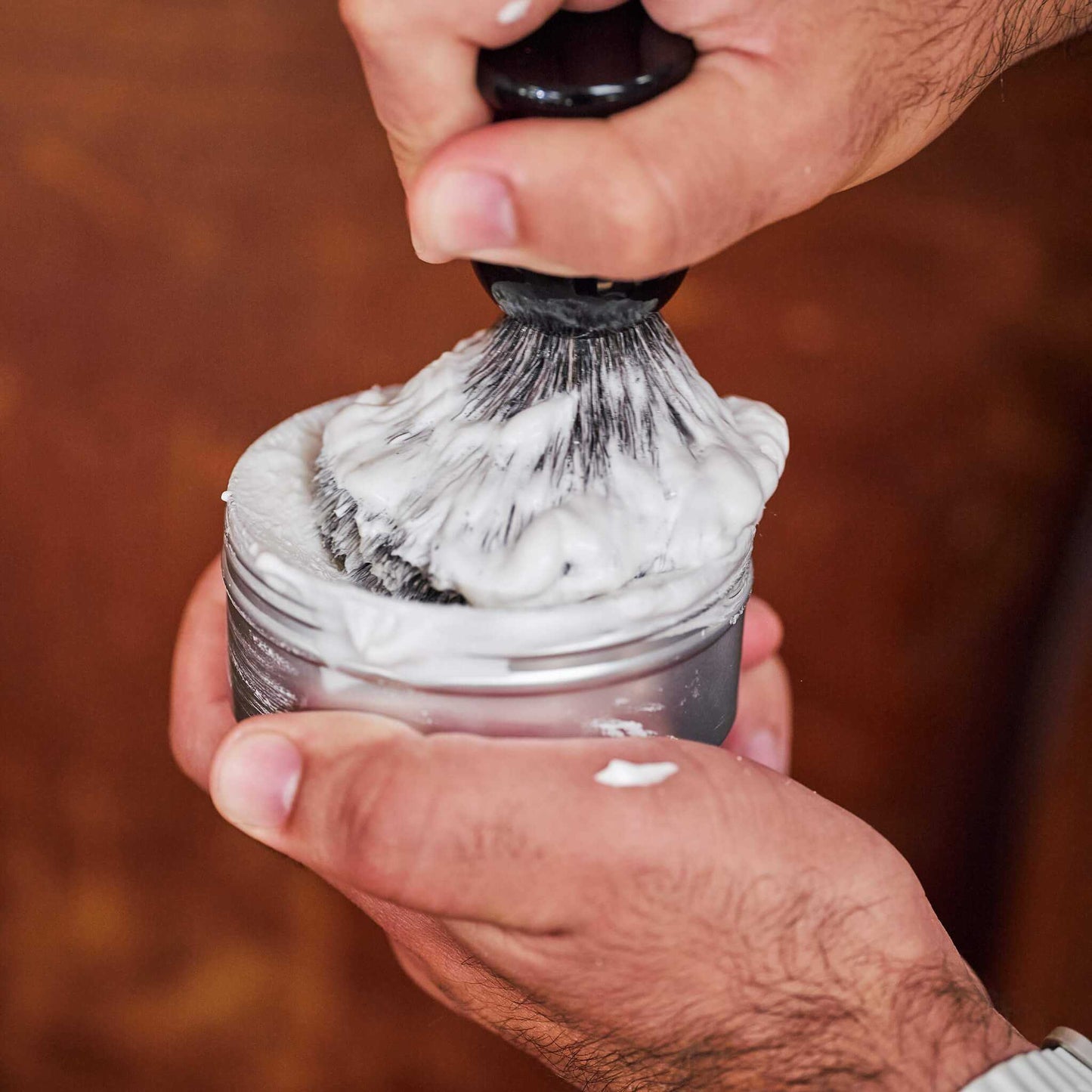 Application du savon de rasage BIO Monsieur BARBIER BETTER SHAVE 150 ml avec un blaireau, mousse onctueuse générée dans le pot, geste traditionnel de rasage.