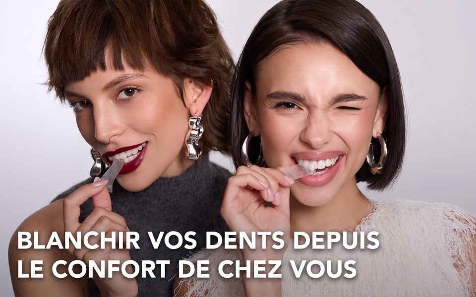 Deux femmes souriantes appliquent les bandes de blanchiment dentaire InoPro à la maison, illustrant un blanchiment des dents simple et confortable au quotidien.