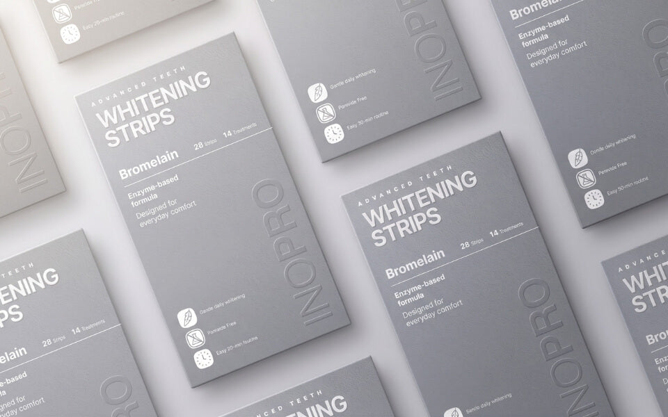 Étuis de bandes de blanchiment dentaire InoPro Whitening Strips à la bromélaïne, formule enzymatique sans peroxyde pour un usage quotidien.