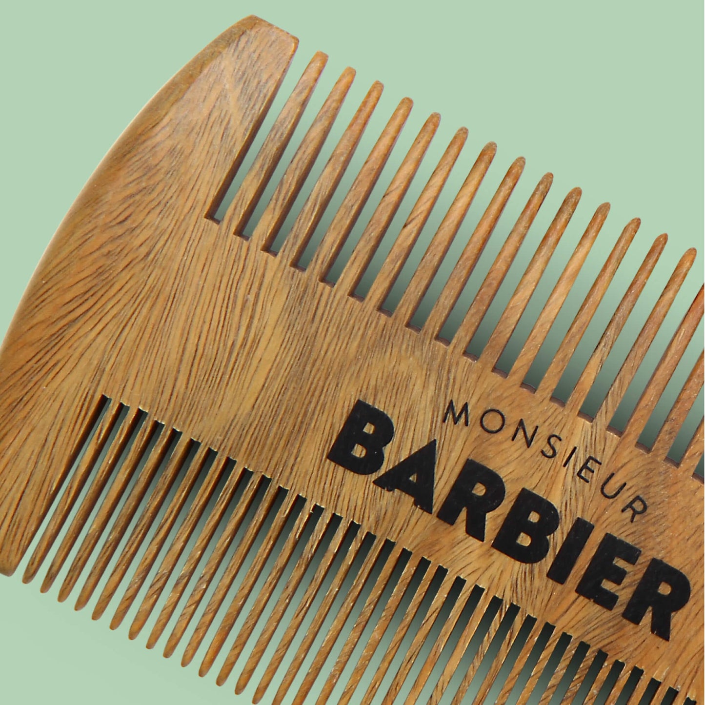 Peigne Double Face pour Homme Barbe et Cheveux par Monsieur BARBIER - zoom sur les dents larges et serrées du peigne